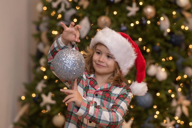 メリー クリスマス クリスマスと幸せな休日を自宅で陽気なかわいい子供男の子が飾られたクリスマス ツリー