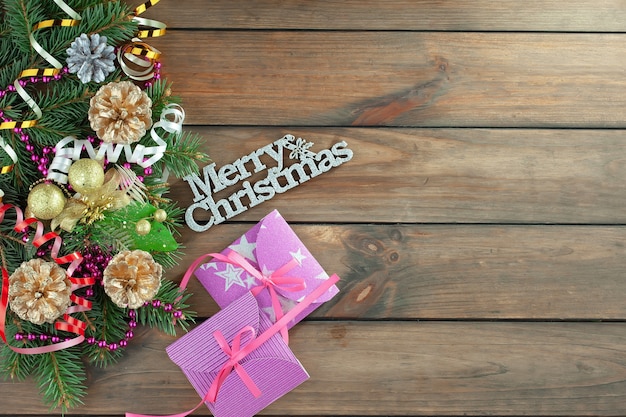 С Рождеством Христовым концепция с подарками и рождественскими украшениями