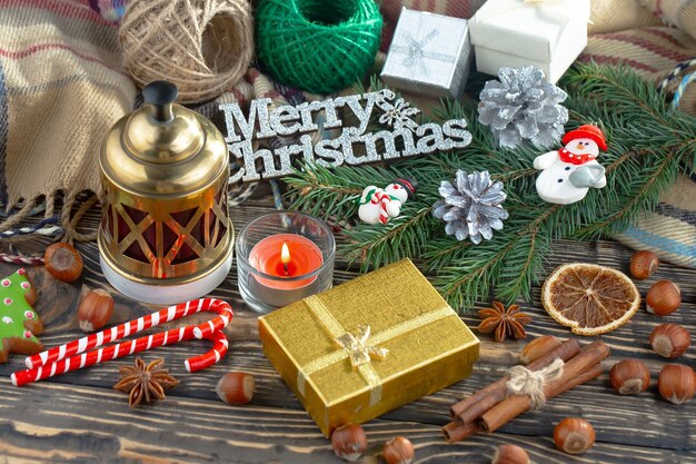 С Рождеством Христовым концепция с подарками и рождественскими украшениями