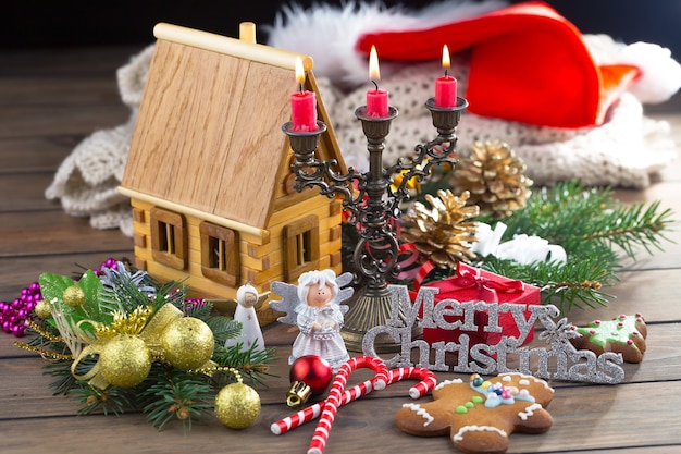 Buon natale concetto con regali e decorazioni natalizie
