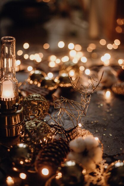 Счастливого Рождества, коттеджный ядро, старинные приготовления, украшения для оленей, рождественские огни.