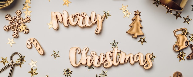 С рождеством христовым золотой блестящий текст с роскошными рождественскими украшениями на белом столе