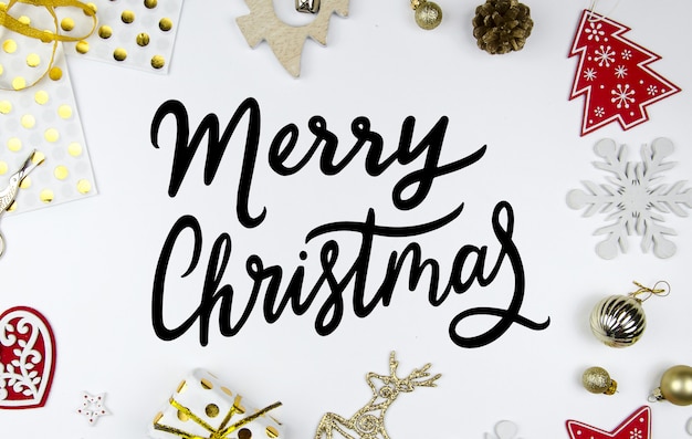 Merry Christmas hand belettering wenskaart. Gestileerde scène met kerstversiering