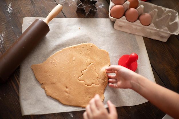 Photo merry christmas and happy holiday christmas cookies closeup process cooking mom cooks with the children