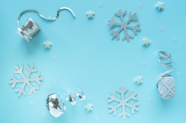 Buon natale e buone feste biglietto di auguri, telaio, banner, piatto laici. nuovo anno. natale, noel bianco, ornamenti d'argento su sfondo blu vista dall'alto. tema di vacanza invernale di natale, copia dello spazio