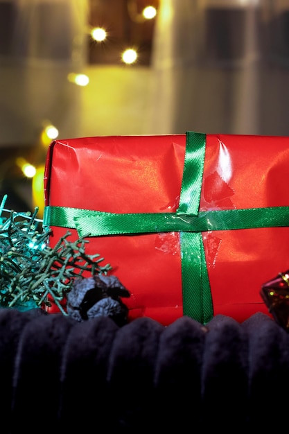 메리 크리스마스 및 해피 홀리데이 인사 카드 새해 크리스마스 어두운 배경에 손으로 만든 은 선물 상자 겨울 휴가 테마 평평한 