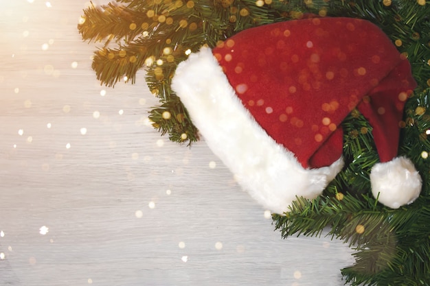 Веселого Рождества и счастливого Нового 2021 года. Рождественская елка и шляпа Санты. Новогодний фон с новогодними украшениями.