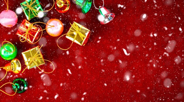 Веселого Рождества и счастливого нового года концепция Рождественский подарок с красочными шарами starssnow