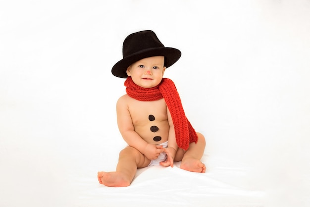 Buon natale e felice anno nuovo. bambino felice in costume da pupazzo di neve minimalista