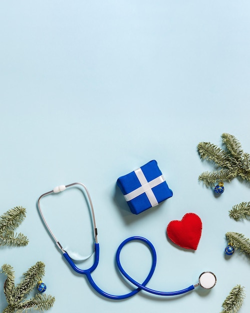Buon natale e felice anno nuovo concetto di medicina giocattolo rosso cuore stetoscopio regalo scatola regalo verde