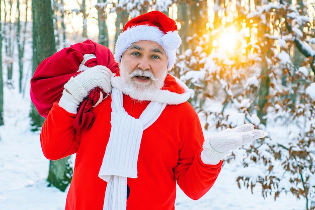 メリークリスマス、そしてハッピーニューイヤー。クリスマス前の朝。サンタクロースは子供たちに贈り物をもたらします。新年のクリスマスのコンセプト。