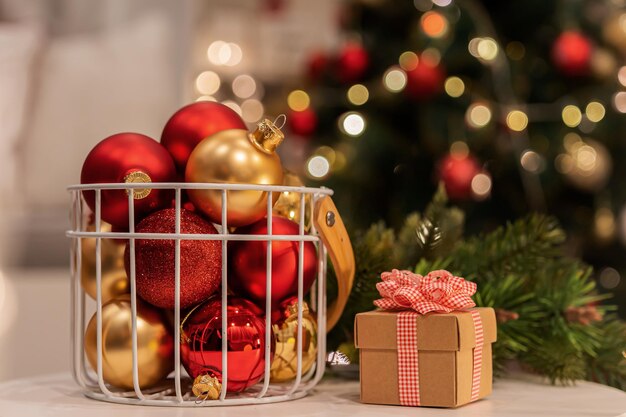 Foto buon natale e felice anno nuovo. decorazione natalizia per la stagione invernale con confezione regalo e regalo.