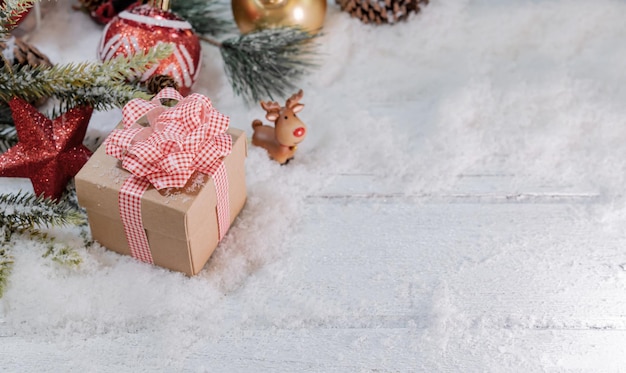 Foto buon natale e felice anno nuovo. decorazione per le vacanze invernali con regalo e regalo.