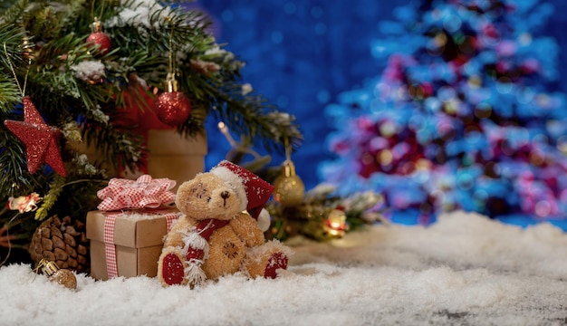 Foto buon natale e felice anno nuovo. decorazione per le vacanze della stagione invernale con orsacchiotto e regalo a casa.