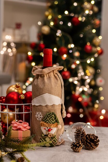 Foto buon natale e felice anno nuovo. vacanze invernali con vino rosso e decorazioni natalizie.