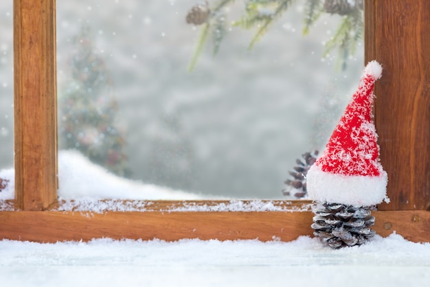 メリークリスマス、そしてハッピーニューイヤー。雪と装飾が施された冬の休日。