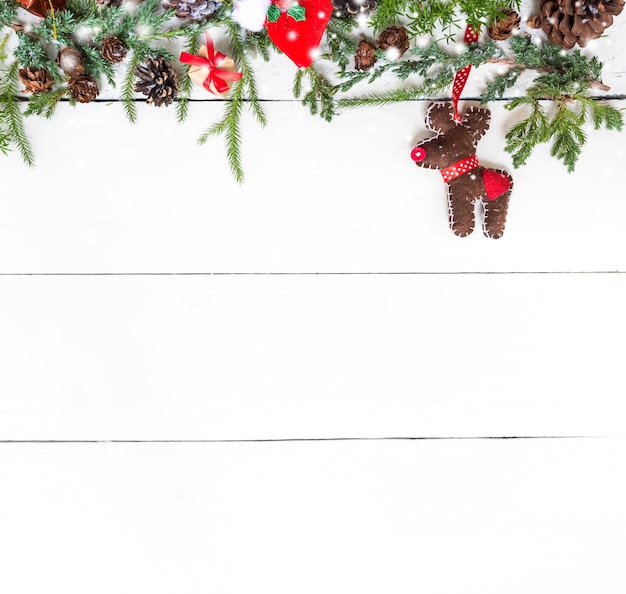 メリークリスマスと新年あけましておめでとうございます、雪と白い背景の上の装飾と冬の季節