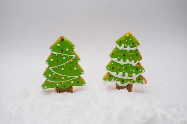 Foto buon natale! felice anno nuovo con albero di natale sulla neve.