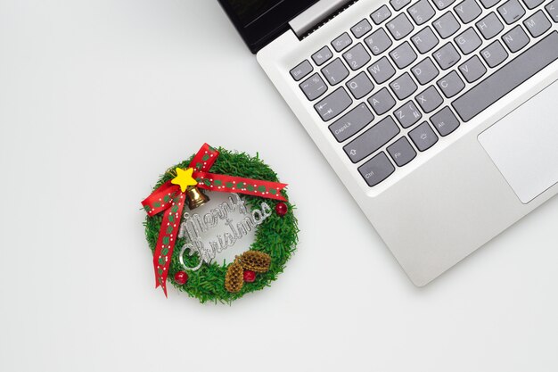 Desktop dello spazio di lavoro dell'ufficio di buon natale e felice