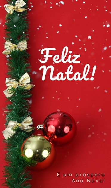 Foto immagine di buon natale con sfondo rosso e ornamenti natalizi a sinistra.