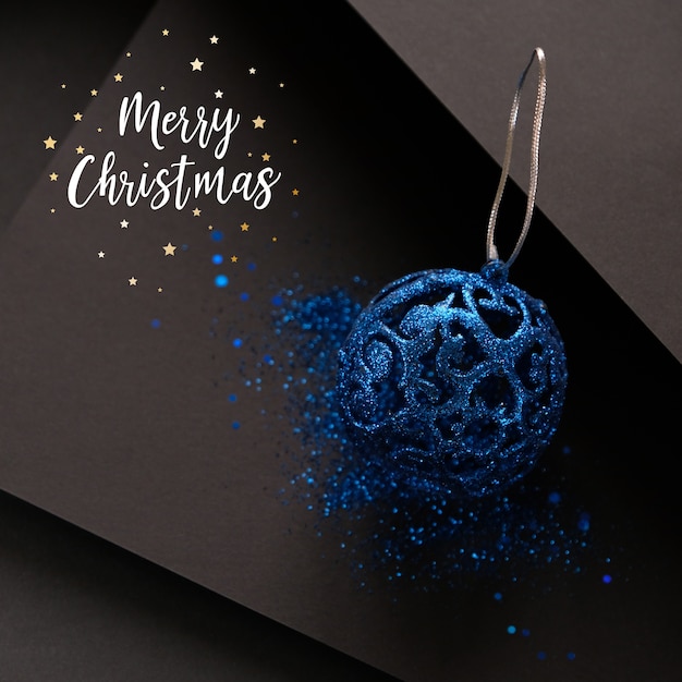 Foto scritte di buon natale con composizione minimalista e semplice in colore nero opaco decorazioni per regali di natale su sfondo nero