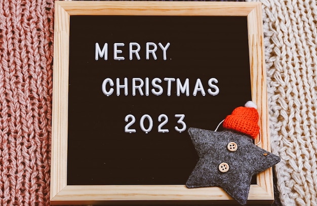 Merry Christmas-letters op brievenbord minimalistische nieuwjaarsachtergrond 2023