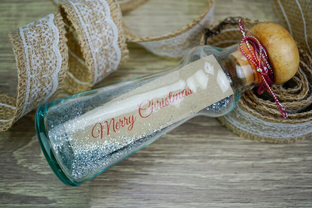 写真 ガラス瓶の茶色の紙のメリークリスマスメッセージ