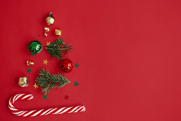 Foto merry christmas moderne kerstboom op rode achtergrond plat leggen creatief idee wintervakantie