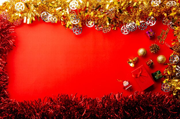 merry christmas rode achtergrond met gouden en glanzende decoratieve elementen