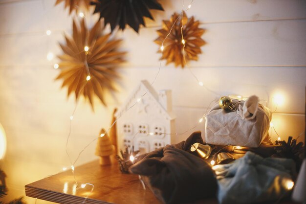 Foto buon natale eleganti regali di natale senza plastica a piccoli alberi di casa stelle luci dorate