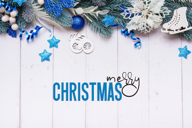 メリー クリスマス テキストと松の木の果実から作られたお祝いの装飾トップ ビュー クリスマス グリーティング カード