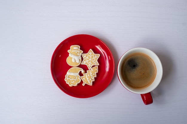 Buon natale con biscotti fatti in casa e tazza di caffè su sfondo tavolo in legno festa della vigilia di natale e concetto di felice anno nuovo