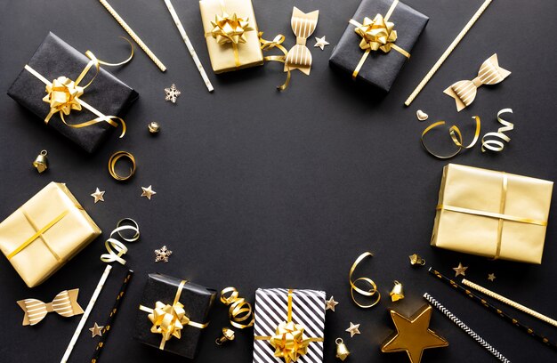 Concetti di celebrazione di buon natale, natale e capodanno con confezione regalo e ornamento