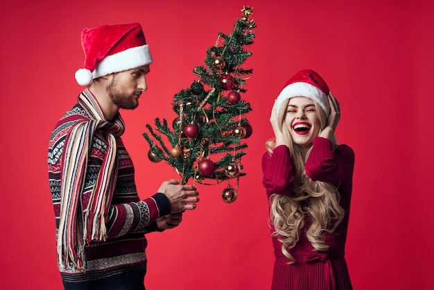Foto merry married couple christmas gifts new year red background high quality photo