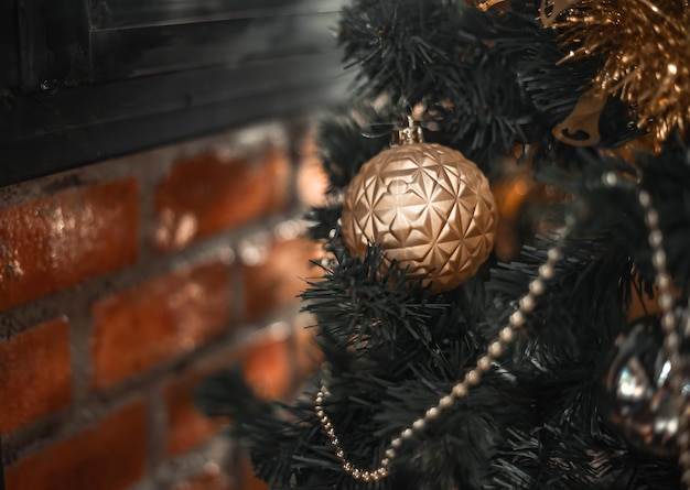 Веселого Рождества, крупным планом красочных шаров, подарочной коробки и рождественского приветствия картина посылки украшения на зеленой рождественской елке фоновое украшение во время Рождества и Нового года.
