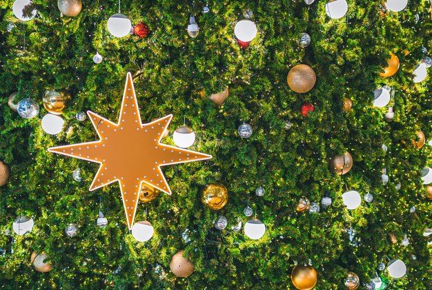 Foto buon natale, primo piano di palline colorate, scatola regalo e decorazione di pacchi di auguri di natale su sfondo verde albero di natale decorazione durante il periodo di natale e capodanno.