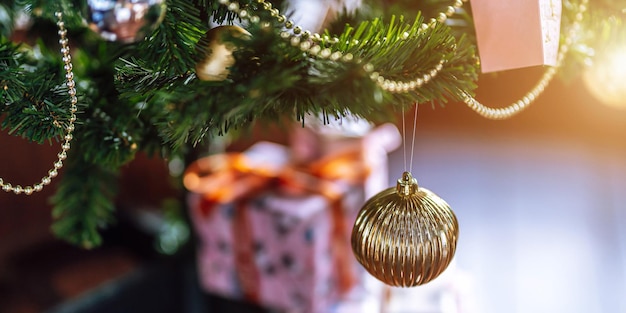 Merry x-mas, Close-up van kleurrijke ballen, geschenkdoos en kerstgroet foto perceel decoratie op groene kerstboom achtergrond Decoratie tijdens Kerstmis en Nieuwjaar.