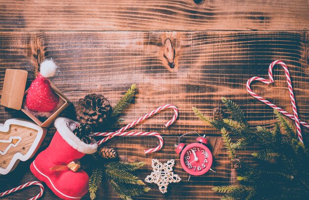 Foto buon natale e felice anno nuovo. vacanze invernali con albero di natale e decorazioni.