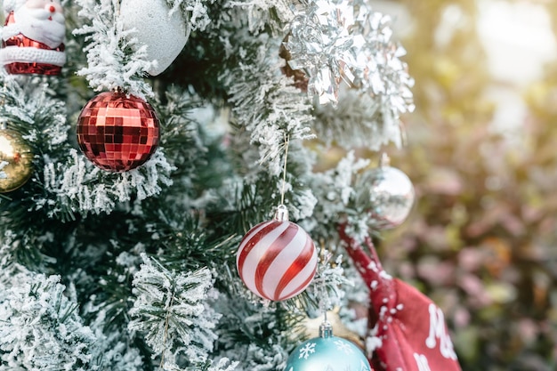 メリー xmasClose アップのカラフルなボール ギフト ボックスとクリスマス挨拶画像小包白い雪緑のクリスマス ツリーの背景装飾クリスマスと新年の間に