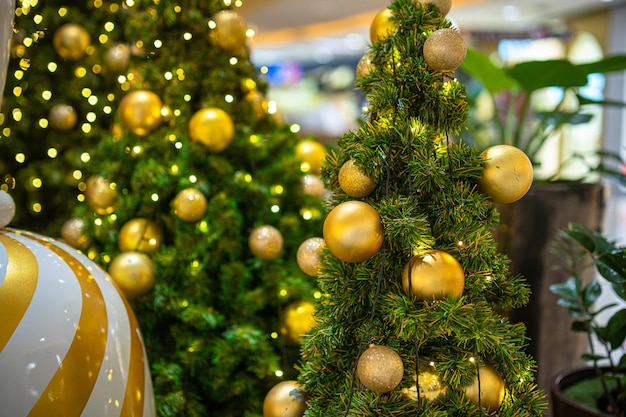 Merry xmasClose up van kleurrijke ballen geschenken doos en kerstgroet foto perceel decoratie op groene kerstboom achtergrond decoratie tijdens Kerstmis en Nieuwjaar