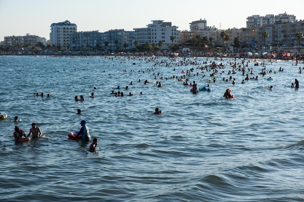 Mersin Turkije 17 augustus 2021 Drukke mediterrane kust tijdens het hoogseizoen