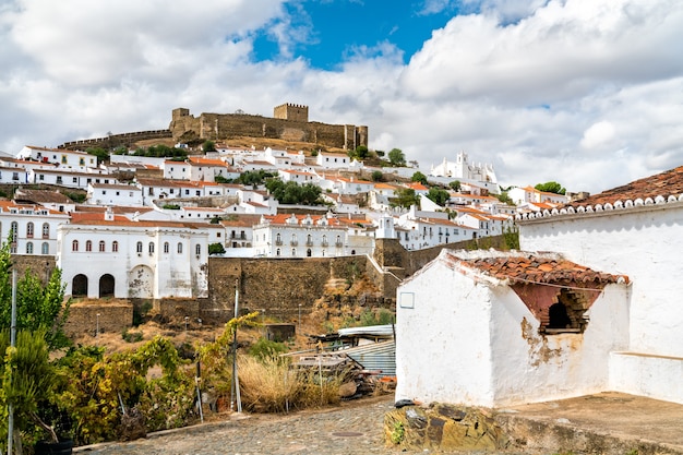 Mertola-stad boven de rivier de Guadiana in Alentejo, Portugal