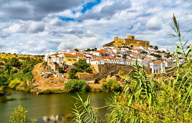 Mertola città sopra il fiume guadiana in alentejo, portogallo