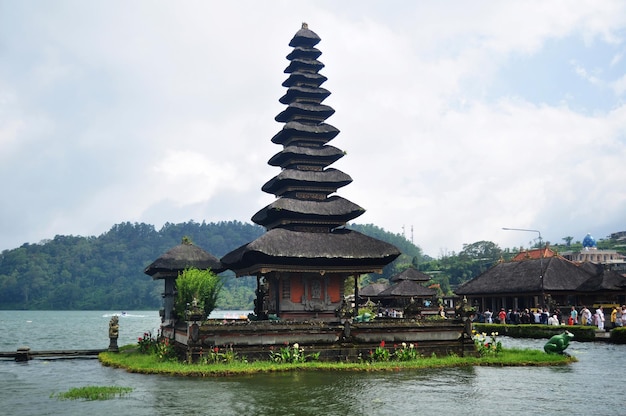 Meru torens van Pura Ulun Danu Bratan of Pura Bratan hindoe Shaivite Shiva tempel archeologische site voor reizigers mensen reizen bezoek en respect bidden in Lake Bratan in de buurt van Bedugul in Bali Indonesië