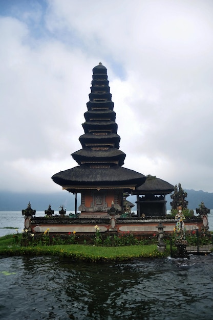 Meru torens van Pura Ulun Danu Bratan of Pura Bratan hindoe Shaivite Shiva tempel archeologische site voor reizigers mensen reizen bezoek en respect bidden in Lake Bratan in de buurt van Bedugul in Bali Indonesië