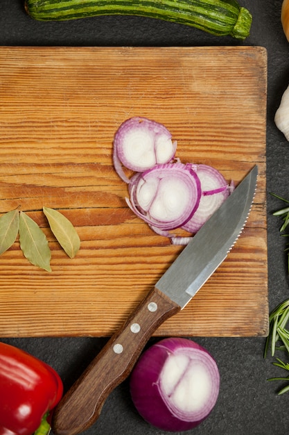 Mes en ingrediënten op een houten bord