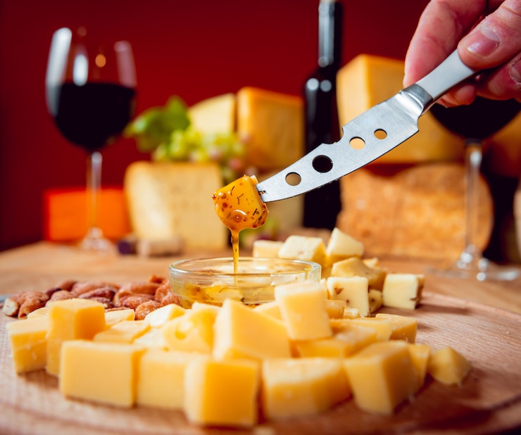 Foto mes met stuk kaas op een donkere tafel