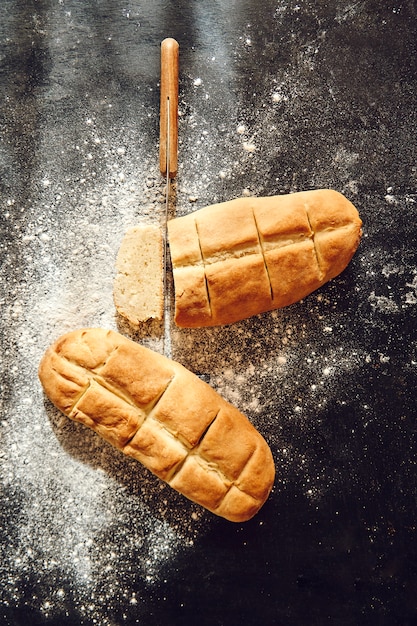 Foto mes snijden van zelfgebakken brood