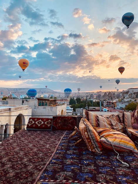 Photo mesmerizing cappadocia sunrise from rooftop