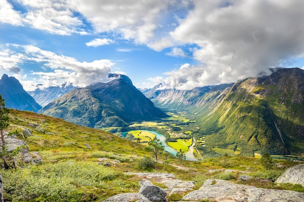 Photo mesmerizing view of a beautiful mountainous landscape in andalsnes norway